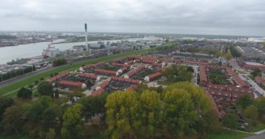 Dordrecht nehri ile zwijndrecht şehrin havadan görünümü, bulutlu sonbahar sezonu zaman