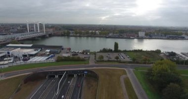 güzel manzara , Nehir altında karayolu ve tünel havadan görünümü, Dordrecht bulunan, Hollanda, sonbahar bulutlu sezon zaman