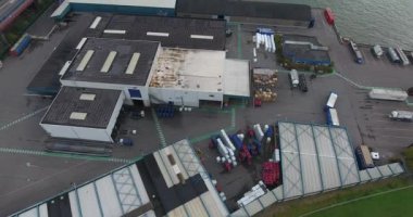 Limandaki depoların havadan görünümü, Dordrecht, Hollanda