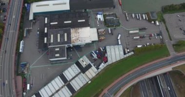 Yolların havadan görünümü, Dordrecht sanayi bölgesi, Hollanda, sonbahar bulutlu sezon