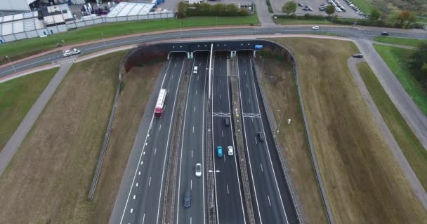 magnifique paysage, vue aérienne sur l'autoroute et le tunnel sous la rivière, situé à Dordrecht, Pays-Bas, automne saison nuageuse 