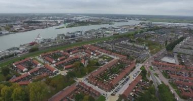 Dordrecht nehri ile zwijndrecht şehrin havadan görünümü, bulutlu sonbahar sezonu zaman