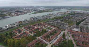 Dordrecht nehri ile zwijndrecht şehrin havadan görünümü, bulutlu sonbahar sezonu zaman