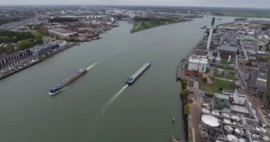 Hollanda'dan Dordrecht şehir limanında bulunan nehir üzerinde tekne yelken üst havadan görünümü