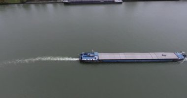 Hollanda'dan Dordrecht şehir limanında bulunan nehir üzerinde tekne yelken üst havadan görünümü