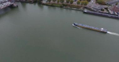 Hollanda'dan Dordrecht şehir limanında bulunan nehir üzerinde tekne yelken üst havadan görünümü