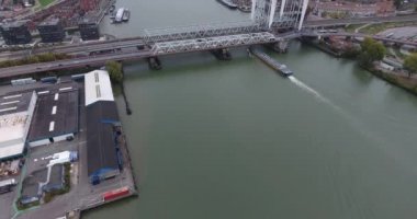 Hollanda'dan Dordrecht şehir limanında bulunan nehir üzerinde tekne yelken üst havadan görünümü
