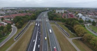 A16 karayolu top Havadan görünümü, zwijndrecht şehir bölgesinde sonbahar bulutlu sezon, Hollanda