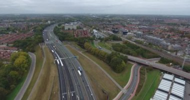 Yolların havadan görünümü, Dordrecht sanayi bölgesi, Hollanda, sonbahar bulutlu sezon