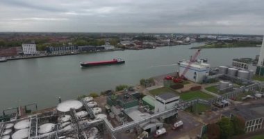 Hollanda'dan Dordrecht şehir limanında bulunan nehir üzerinde tekne yelken üst havadan görünümü