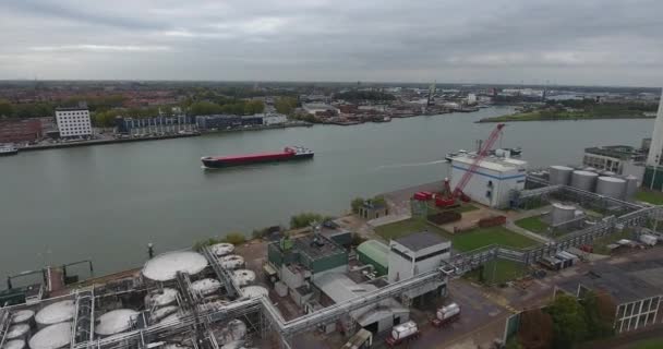 Pandangan Udara Atas Kapal Berlayar Sungai Terletak Pelabuhan Kota Dordrecht — Stok Video