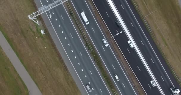 オランダ ズウィジンドレヒト市街地のA16高速道路 秋の曇りシーズンのトップ航空写真 — ストック動画