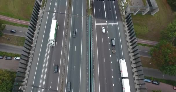 オランダ ズウィジンドレヒト市街地のA16高速道路 秋の曇りシーズンのトップ航空写真 — ストック動画