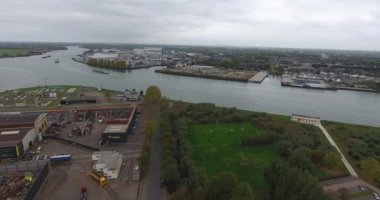 Endüstriyel geri dönüşüm alanı limanının havadan görünümü, Dordrecht, Hollanda