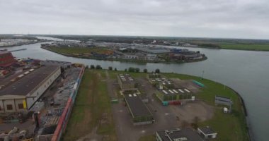 Endüstriyel geri dönüşüm alanı limanının havadan görünümü, Dordrecht, Hollanda