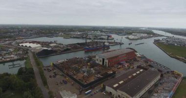 Endüstriyel geri dönüşüm alanı limanının havadan görünümü, Dordrecht, Hollanda