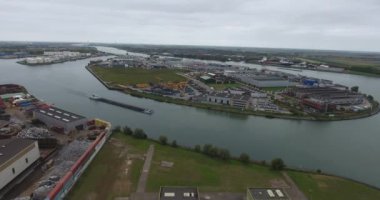 Nehirde yelken tekne üst havadan görünümü, güzel hava su arka plan, bulutlu sonbahar sezonu zaman, dordrecht, Hollanda