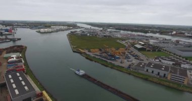 Nehirde yelken tekne üst havadan görünümü, güzel hava su arka plan, bulutlu sonbahar sezonu zaman, dordrecht, Hollanda