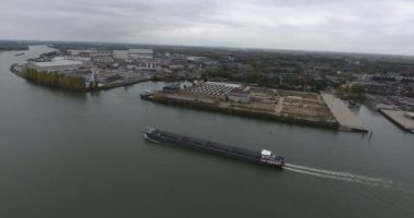 Nehirde yelken tekne üst havadan görünümü, güzel hava su arka plan, bulutlu sonbahar sezonu zaman, dordrecht, Hollanda