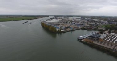 Endüstriyel geri dönüşüm alanı limanının havadan görünümü, Dordrecht, Hollanda