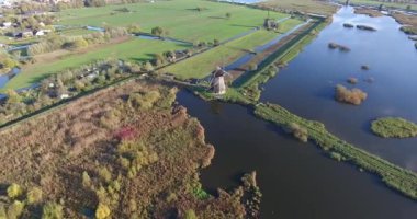 Gün batımı havadan görünümü, Kinderdijk gölleri, Hollanda 