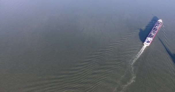 Oben Luftbild Boot Segeln Auf Dem Fluss Schöne Luft Wasser — Stockvideo