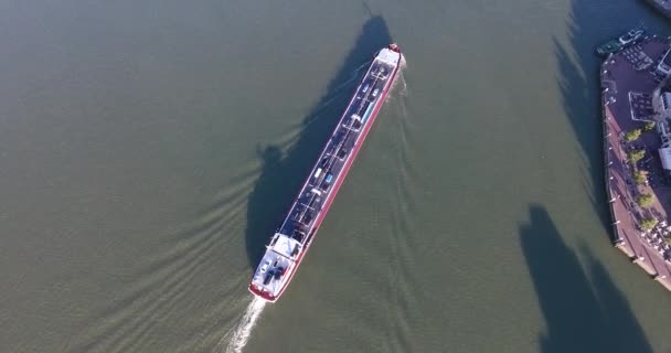 Top Vista Aérea Barco Navegando Rio Belo Fundo Água Aérea — Vídeo de Stock