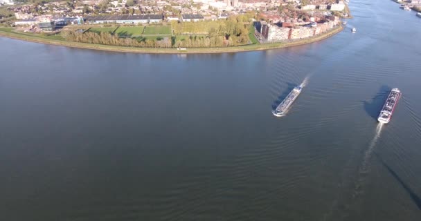 Top Bovenaanzicht Boot Varen Rivier Mooie Luchtfoto Water Achtergrond — Stockvideo