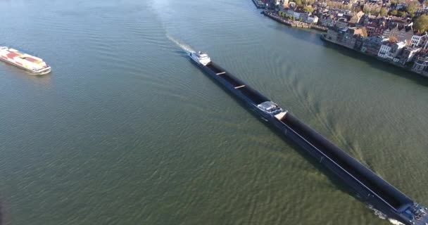 Top Bovenaanzicht Boot Varen Rivier Mooie Luchtfoto Water Achtergrond — Stockvideo