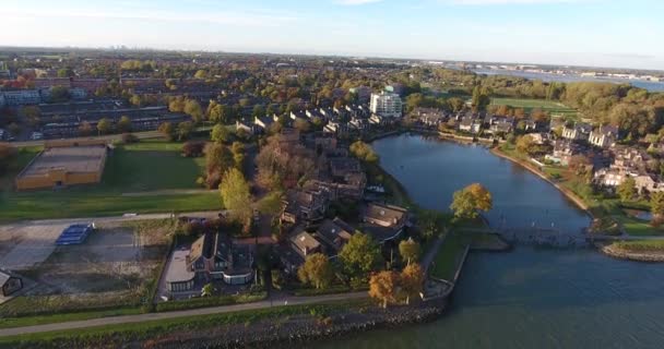 水と自然の風景の航空写真 ウォルブルク地域 ドルドレヒト オランダ — ストック動画