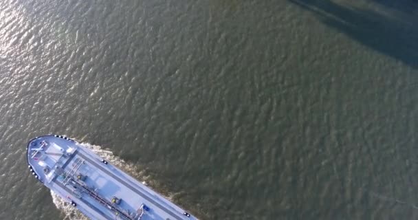 Top Vista Aérea Barco Navegando Rio Belo Fundo Água Aérea — Vídeo de Stock