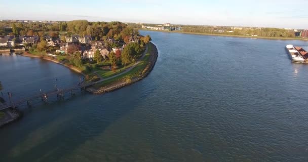 Oben Luftbild Boot Segeln Auf Dem Fluss Schöne Luft Wasser — Stockvideo