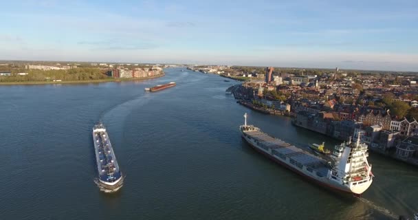 Góra Aerial Widok Łódź Żeglarstwo Rzeka Piękny Antena Woda Tło — Wideo stockowe