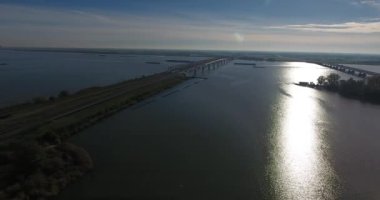 Demiryolunun kentsel olmayan alanının havadan görünümü, doğa peyzaj alanı ve göl, Hollanda