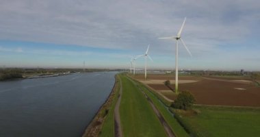 Teknelerin sürtünme siyle nehir den rüzgar enerjisi türbinlerinin havadan görünümü