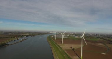 Teknelerin sürtünme siyle nehir den rüzgar enerjisi türbinlerinin havadan görünümü