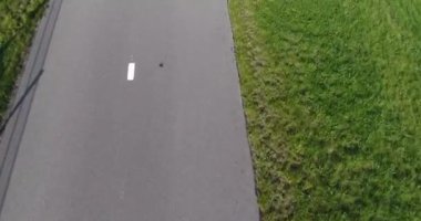 Çim alan ve bisiklet rota havadan görünümü, drone yakın çekim