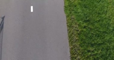 Çim alan ve bisiklet rota havadan görünümü, drone yakın çekim
