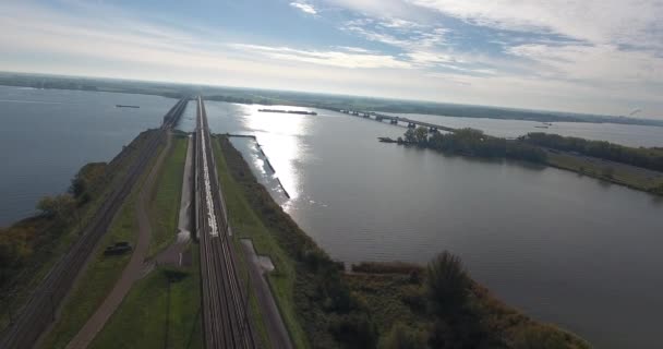 Luftaufnahme Der Eisenbahn Nicht Städtischen Bereich Naturlandschaft Feld Und See — Stockvideo