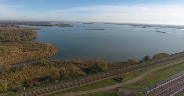 Vista Aérea Ferrovia Área Não Urbana Campo Paisagem Natural Lago — Vídeo de Stock