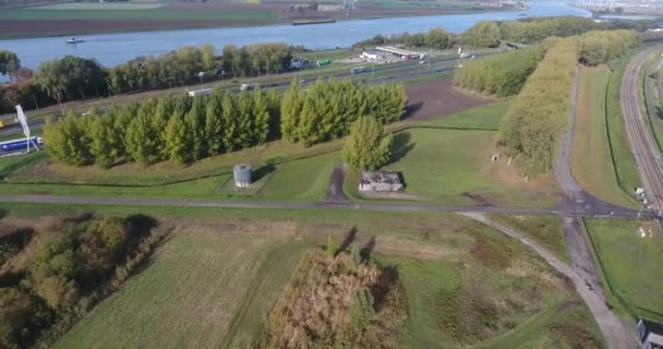 鉄道非都市部の航空写真 高速道路周辺の自然景観フィールド ドルドレヒト オランダ — ストック動画