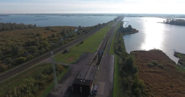 Vista Aérea Ferrovia Área Não Urbana Campo Paisagem Natural Lago — Vídeo de Stock