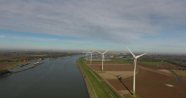 Vista Aérea Turbinas Eólicas Por Rio Com Barcos Silling — Vídeo de Stock