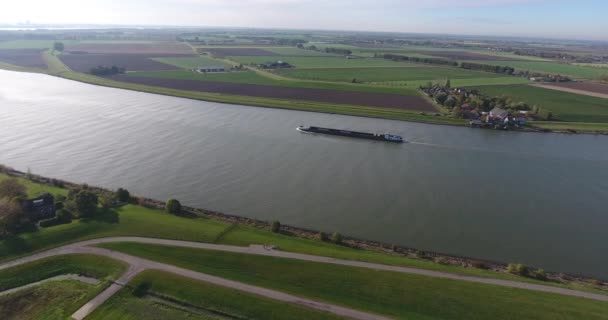Flygbild Sommaren Sätter Omkring Floden Med Shipsegling — Stockvideo