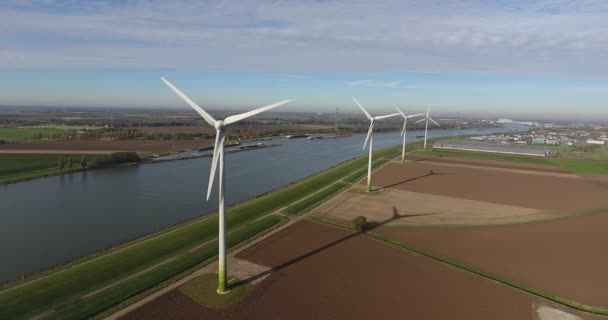 Vista Aérea Das Turbinas Eólicas Por Rio Campo Agrícola — Vídeo de Stock