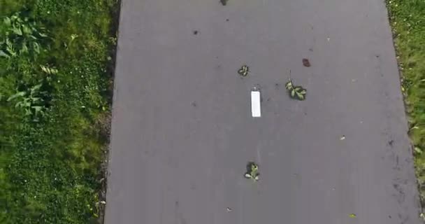 Luftaufnahme Von Rasenfeld Und Radweg Drohne Nahaufnahme — Stockvideo