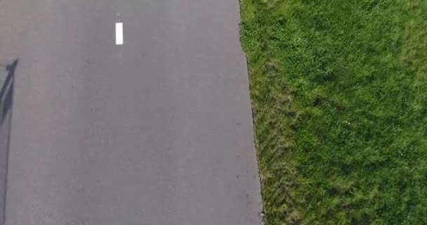 Vue aérienne du champ d'herbe et de la piste cyclable, plan rapproché du drone 