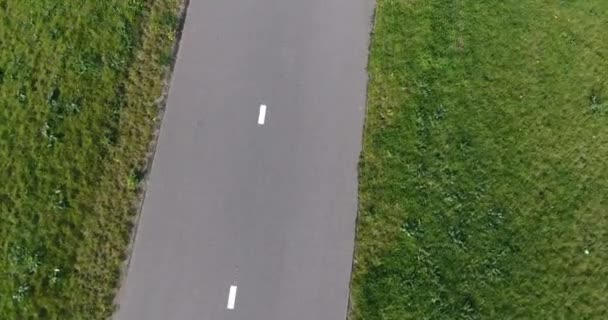 Vista Aérea Del Campo Hierba Ruta Bicicleta Primer Plano Del — Vídeos de Stock