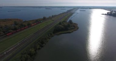 Demiryolunun kentsel olmayan alanının havadan görünümü, doğa peyzaj alanı ve göl, Hollanda