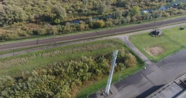 Letecký Výhled Železniční Neměstskou Oblast Přírodu Krajinné Pole Trávu — Stock video
